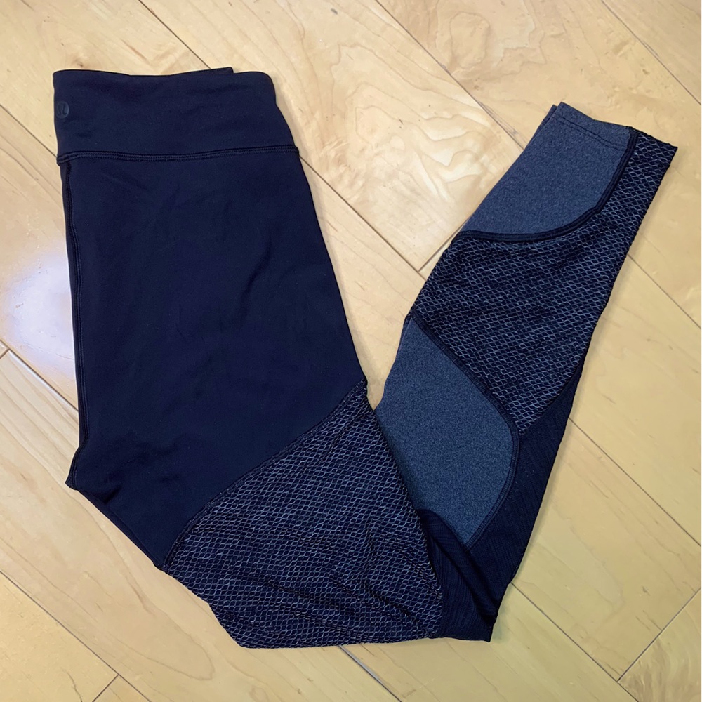 Lululemon size 4 metallic mesh mid rise ankle legging + media pocket